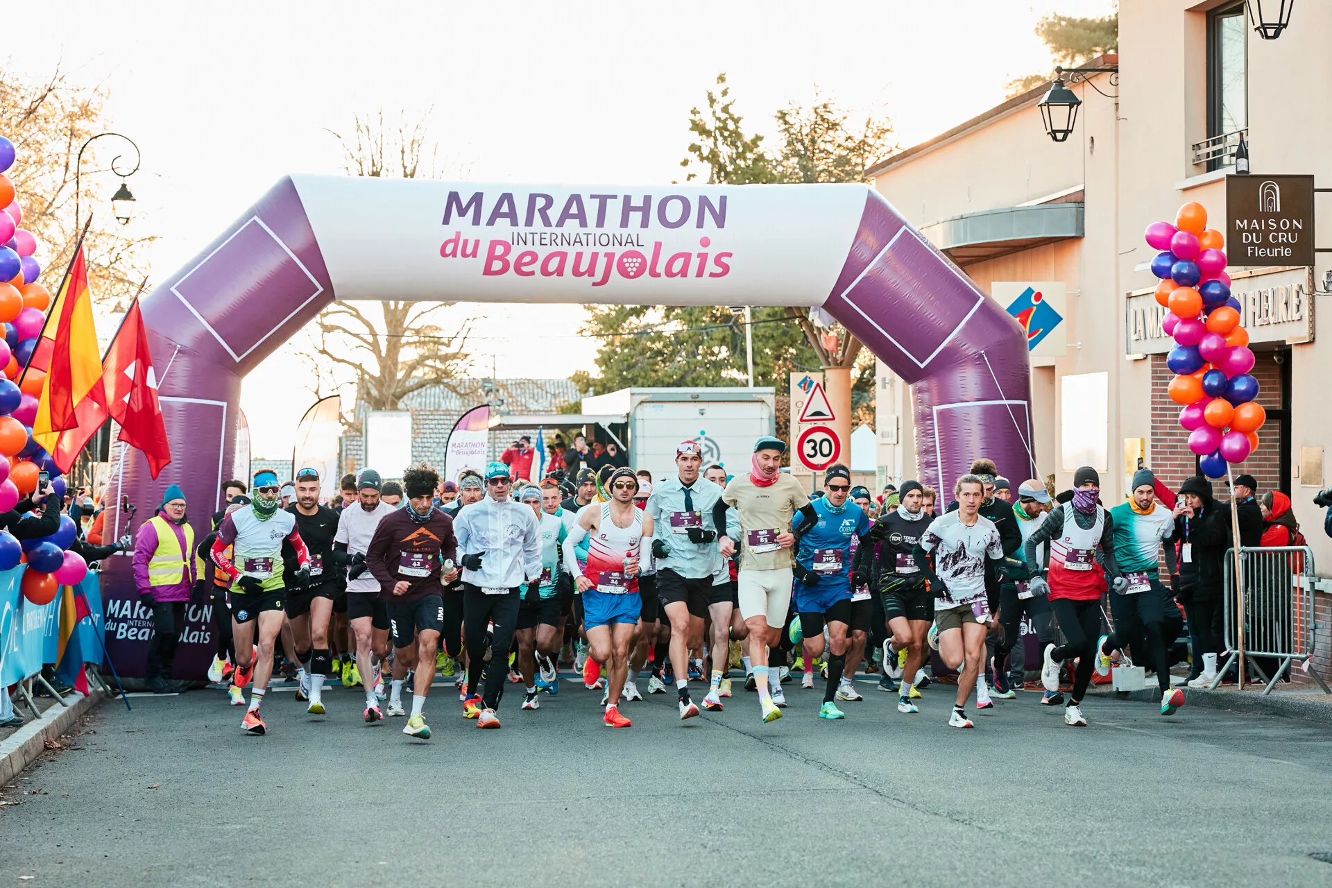 Départ du Marathon International du Beaujolais avec les coureurs sous l’arche officielle