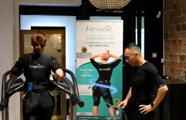 une femme durant sa séance de renforcement par ems court sur un tapis de course