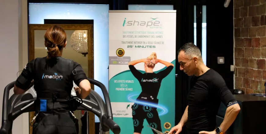 une femme durant sa séance de renforcement par ems court sur un tapis de course